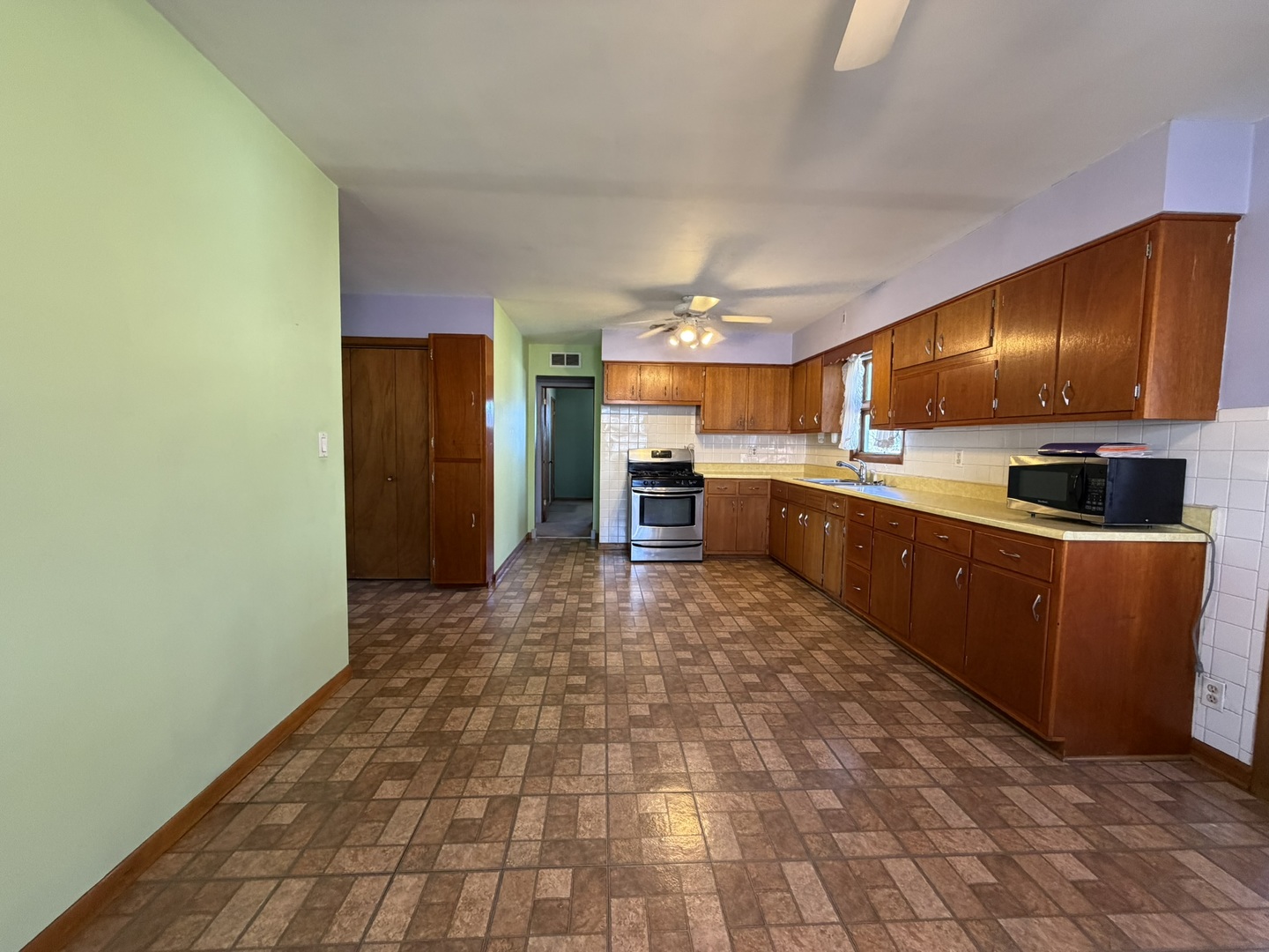 28 S Willow Way, North Aurora, IL 60542
