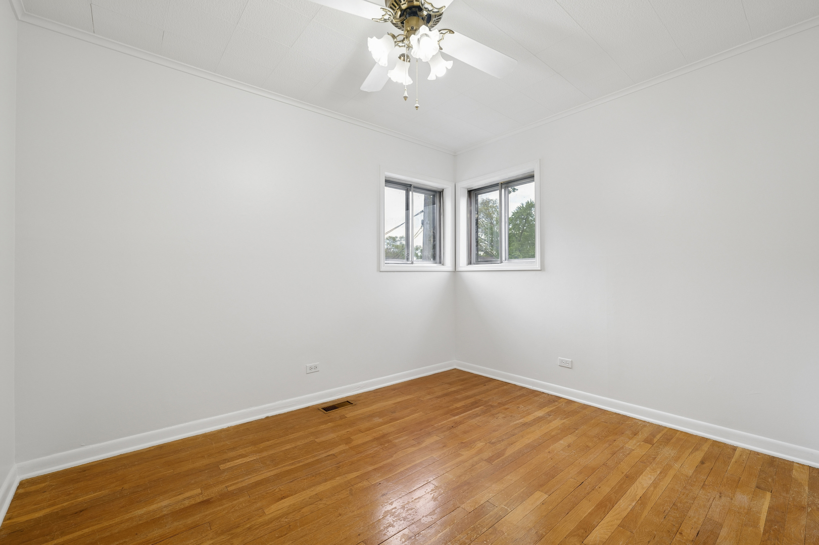 324 Mission Avenue, Villa Park, IL 60181