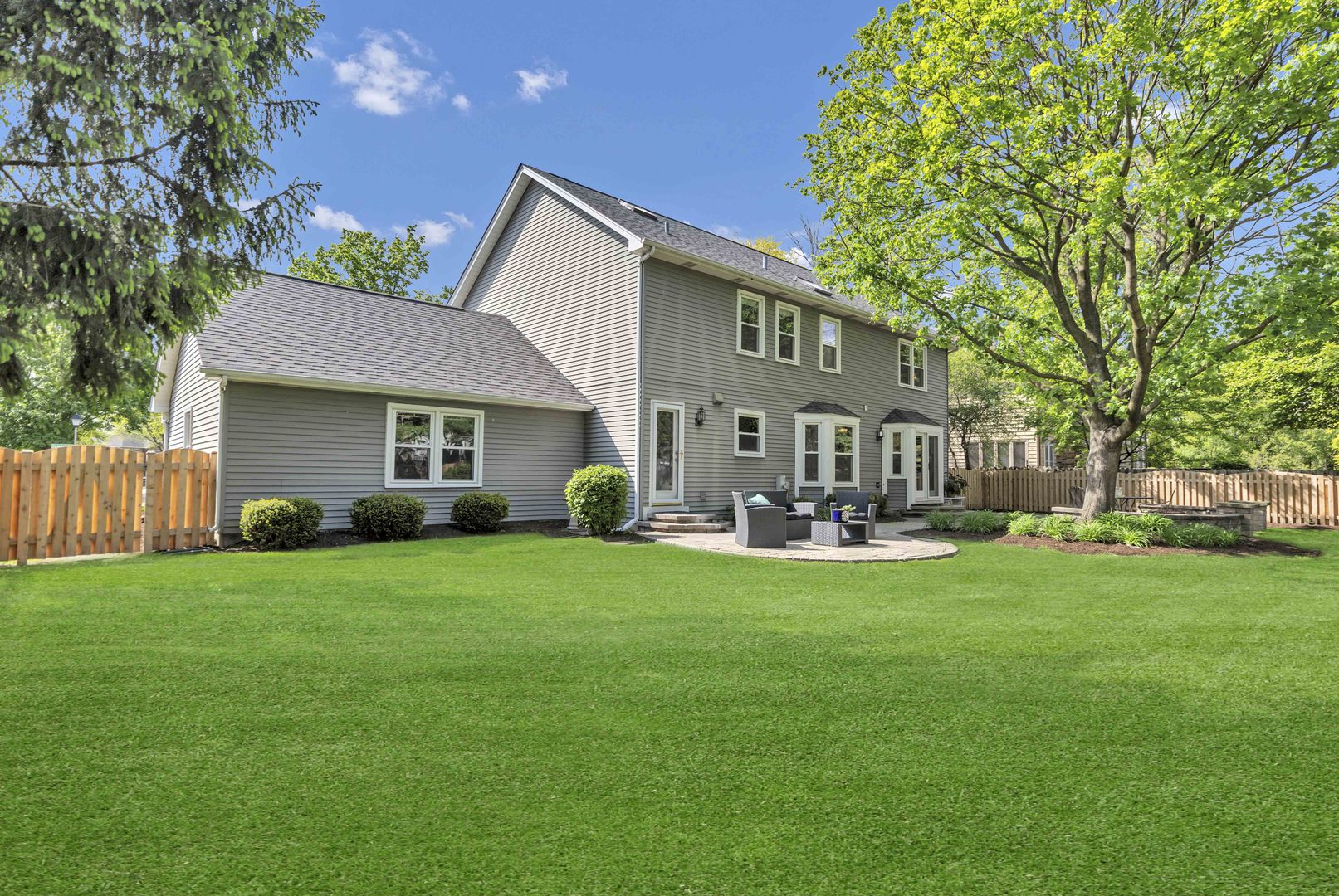 2045 Somerset Lane, Wheaton, IL 60189