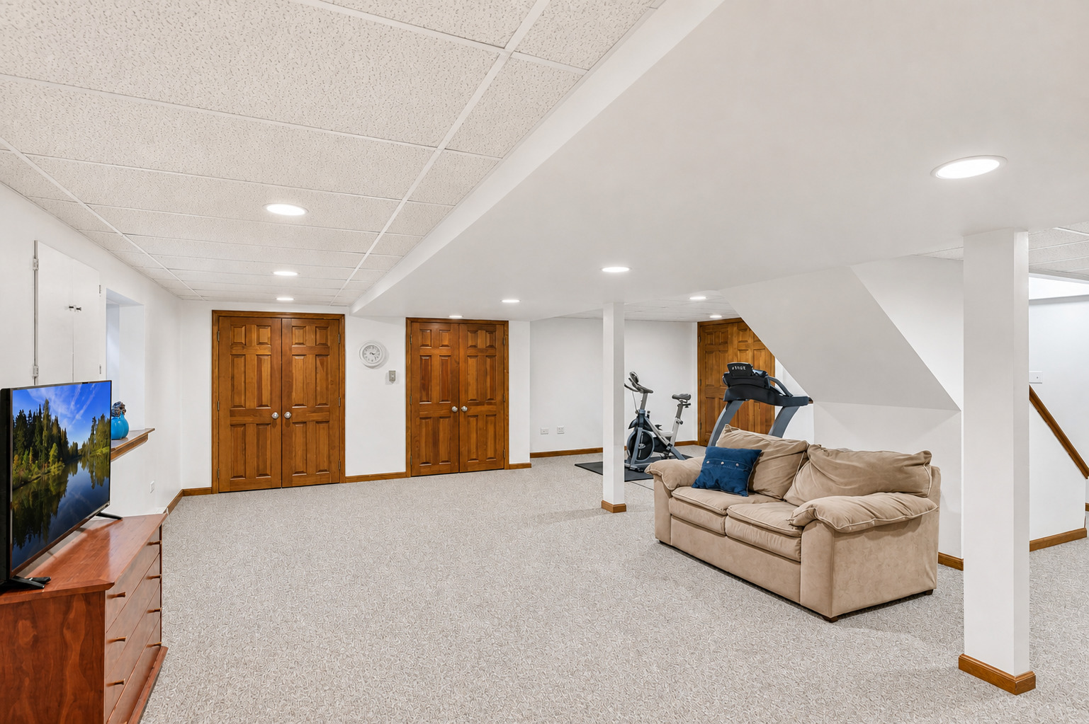 2045 Somerset Lane, Wheaton, IL 60189