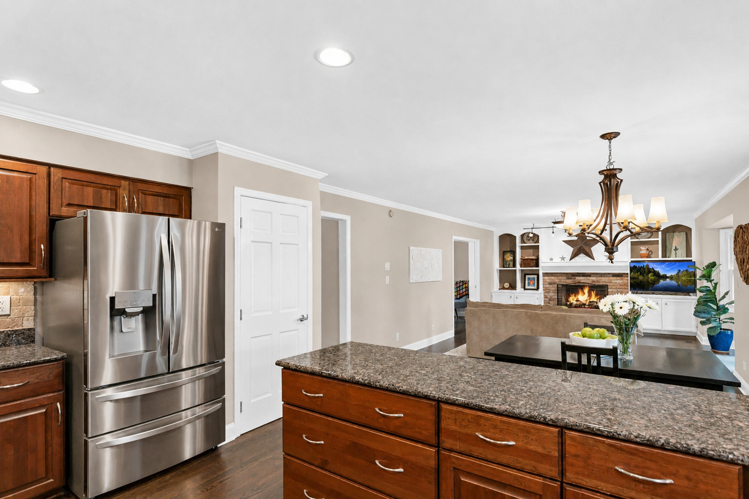 2045 Somerset Lane, Wheaton, IL 60189