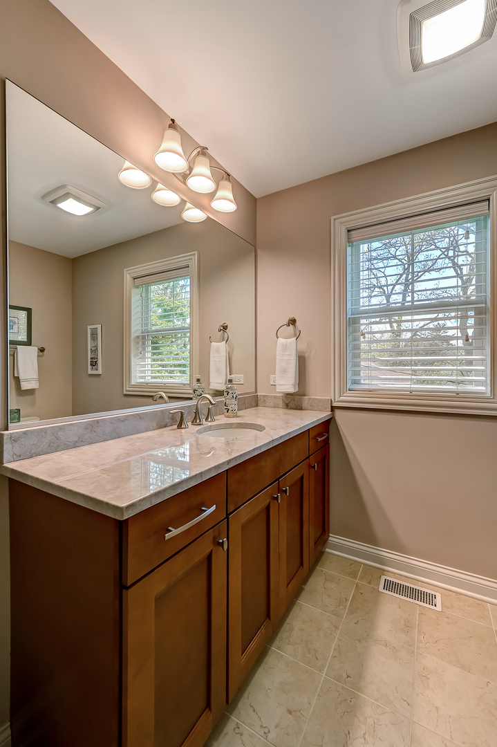 5607 Hillcrest Road, Downers Grove, IL 60516