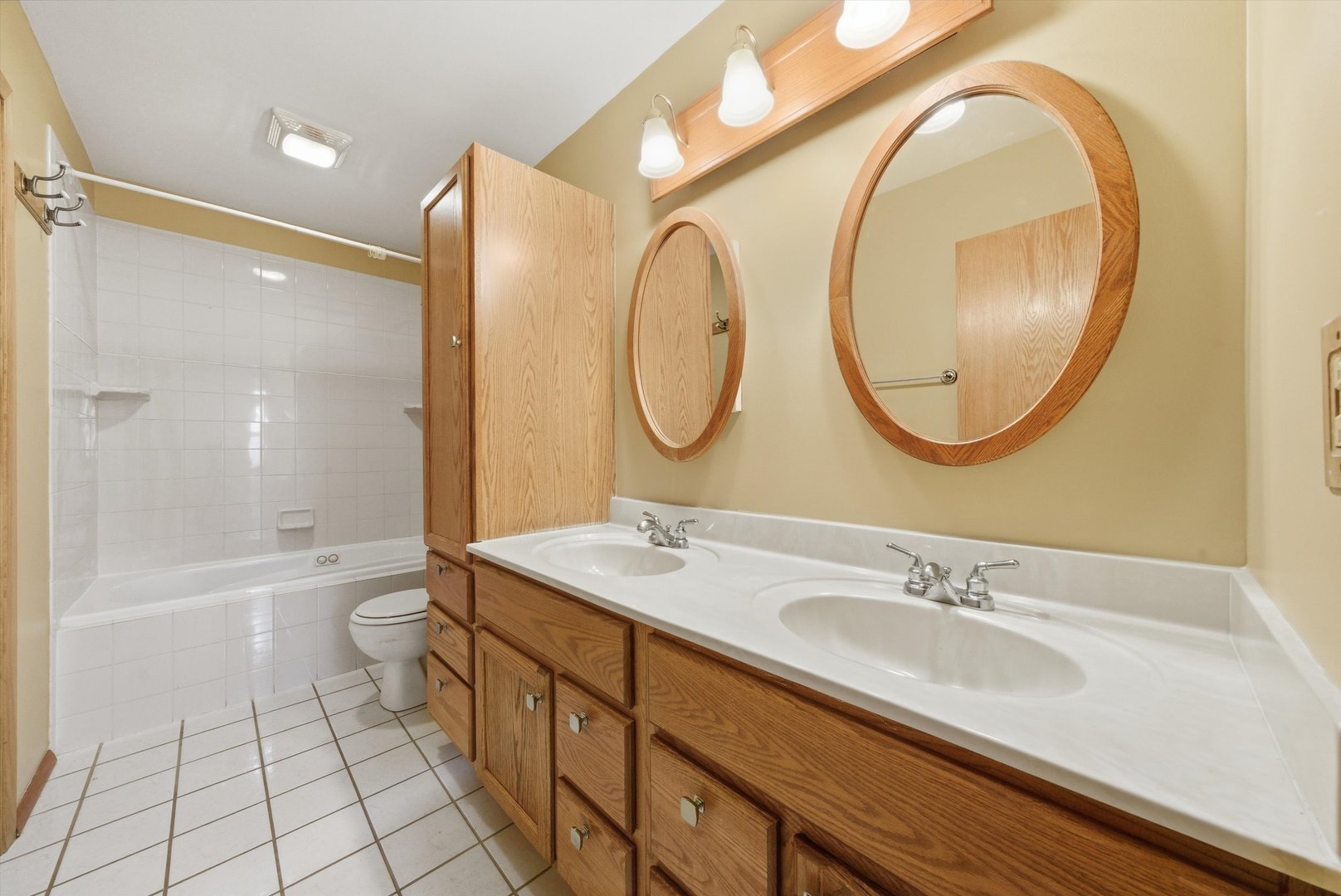 849 Colony Lake Drive, Schaumburg, IL 60194