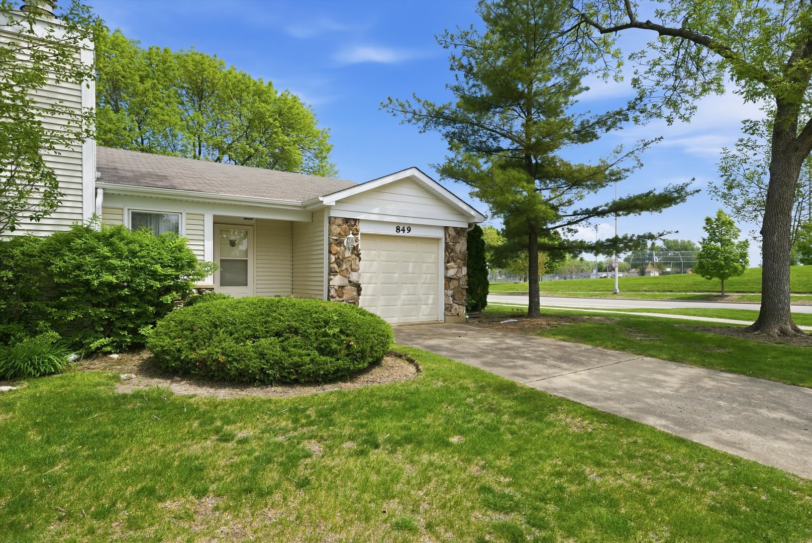 849 Colony Lake Drive, Schaumburg, IL 60194