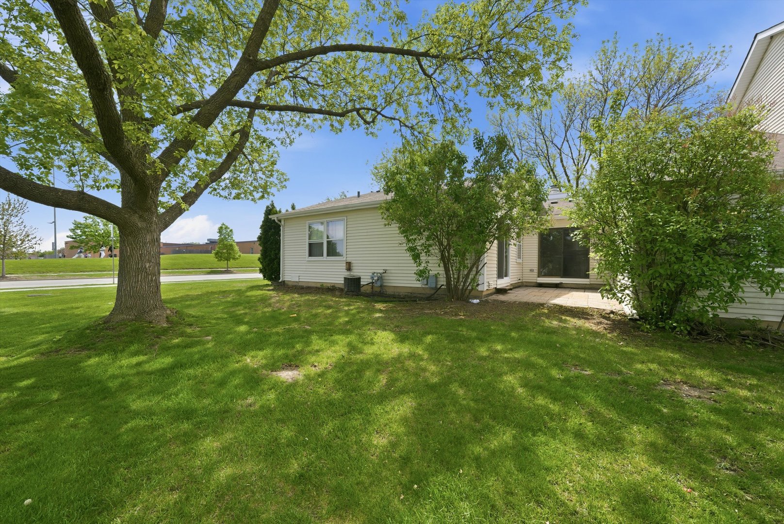 849 Colony Lake Drive, Schaumburg, IL 60194
