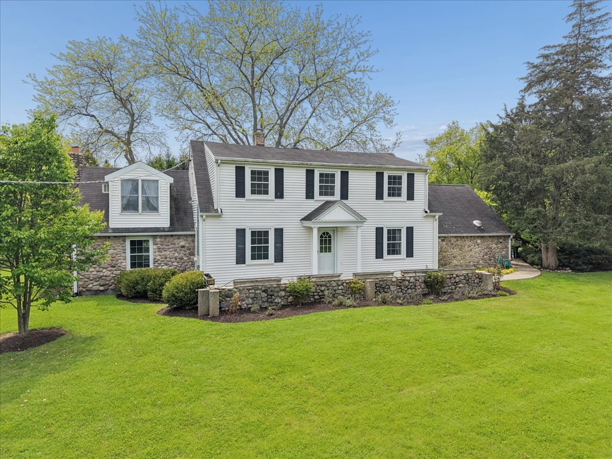 44 W Indian Trail Road, Barrington, IL 60010