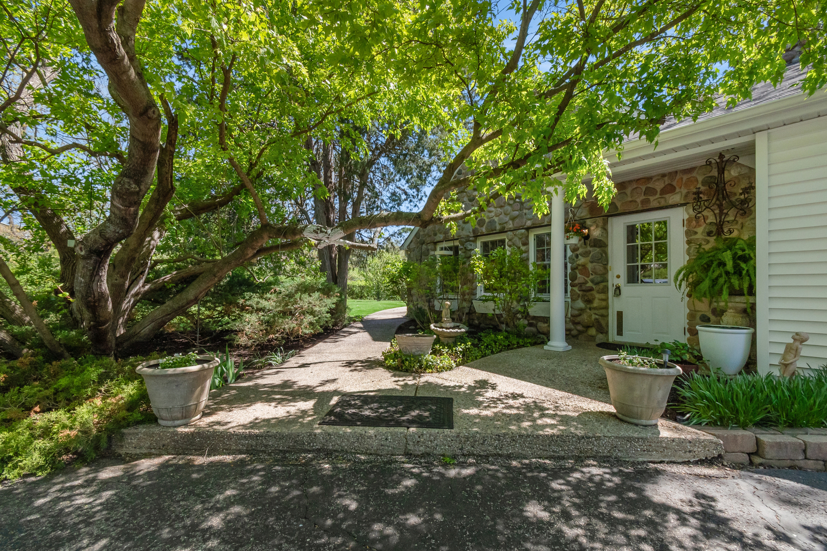 44 W Indian Trail Road, Barrington, IL 60010