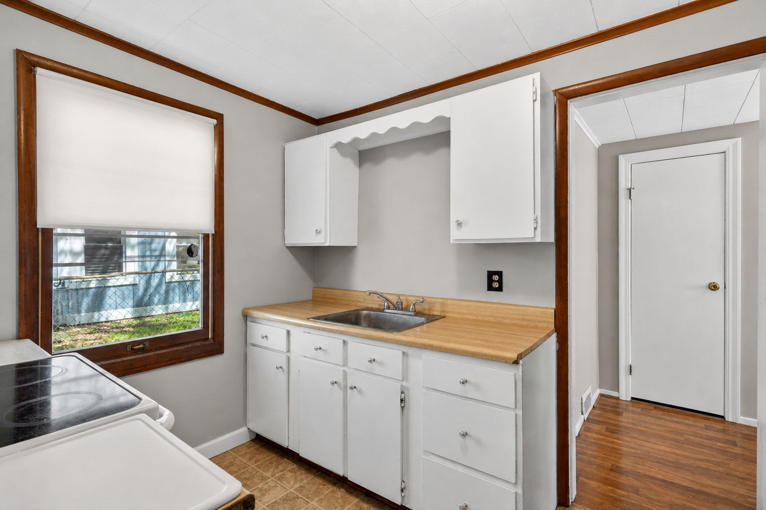 105 Edgewood Avenue, Crystal Lake, IL 60014