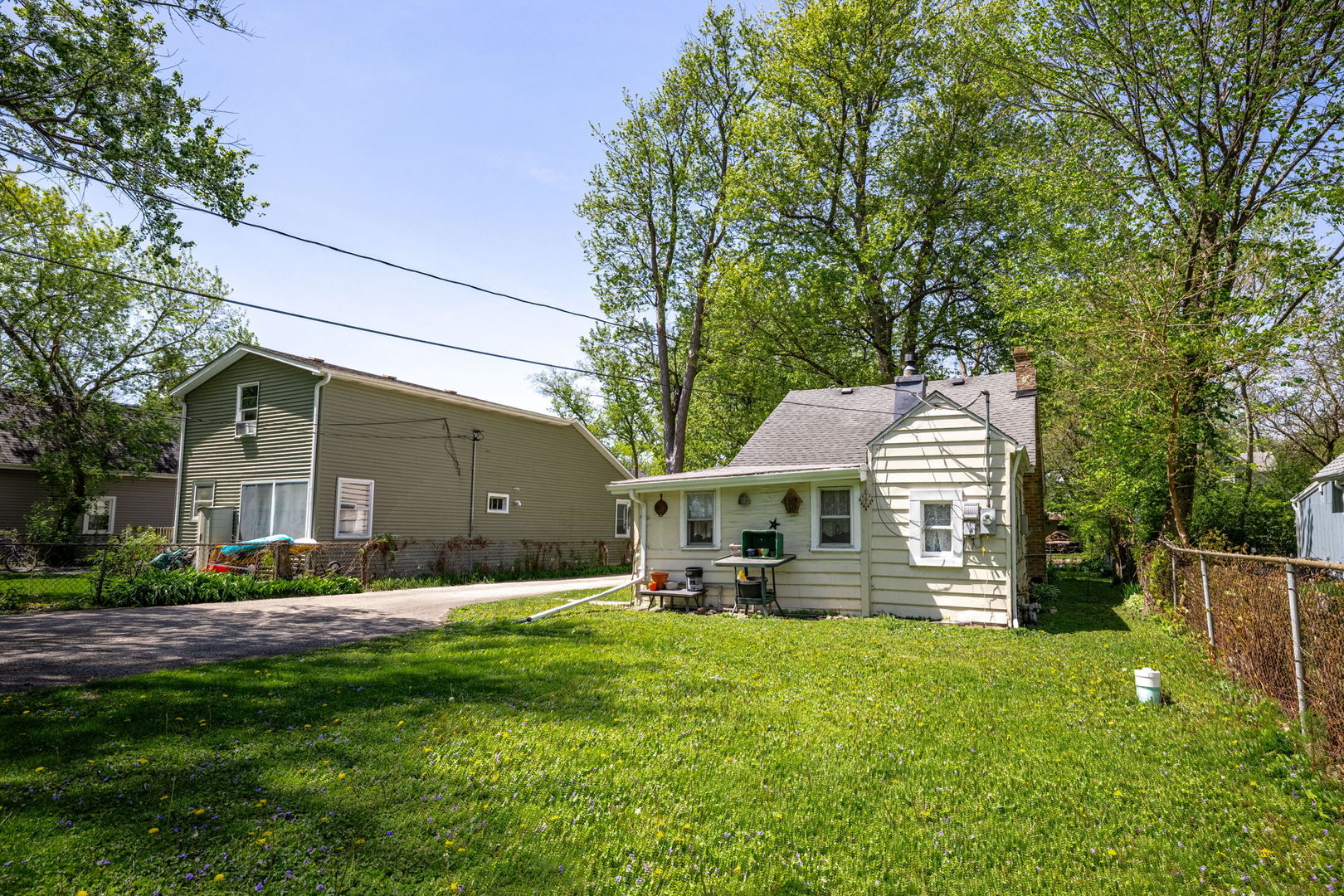 105 Edgewood Avenue, Crystal Lake, IL 60014
