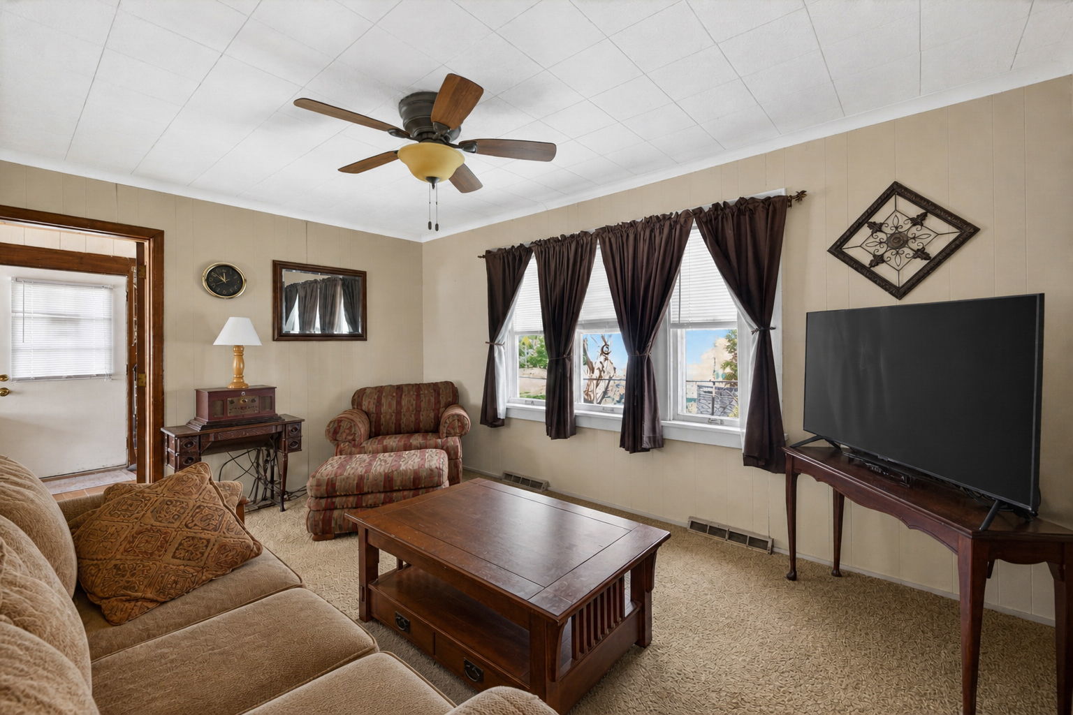 105 Edgewood Avenue, Crystal Lake, IL 60014