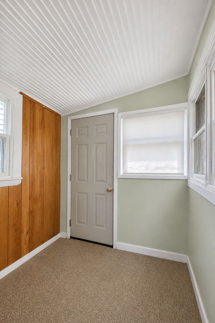 105 Edgewood Avenue, Crystal Lake, IL 60014