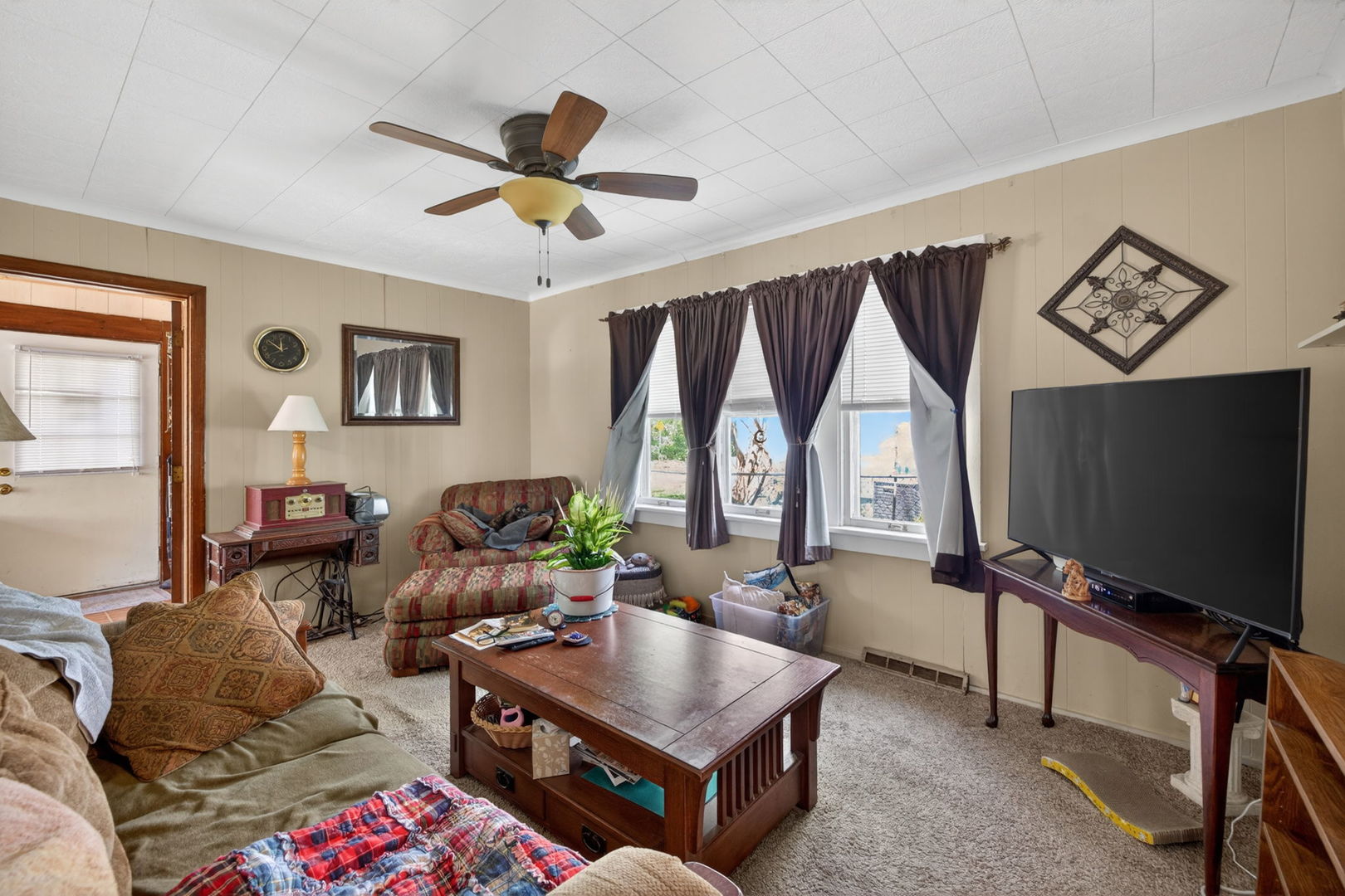 105 Edgewood Avenue, Crystal Lake, IL 60014