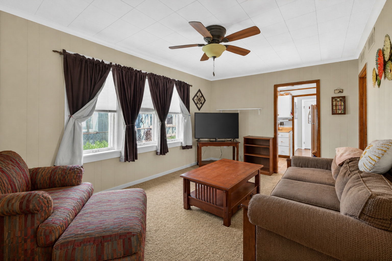 105 Edgewood Avenue, Crystal Lake, IL 60014