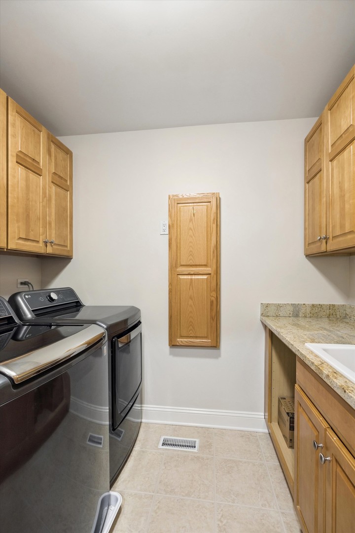 28 S Grant Street, Westmont, IL 60559