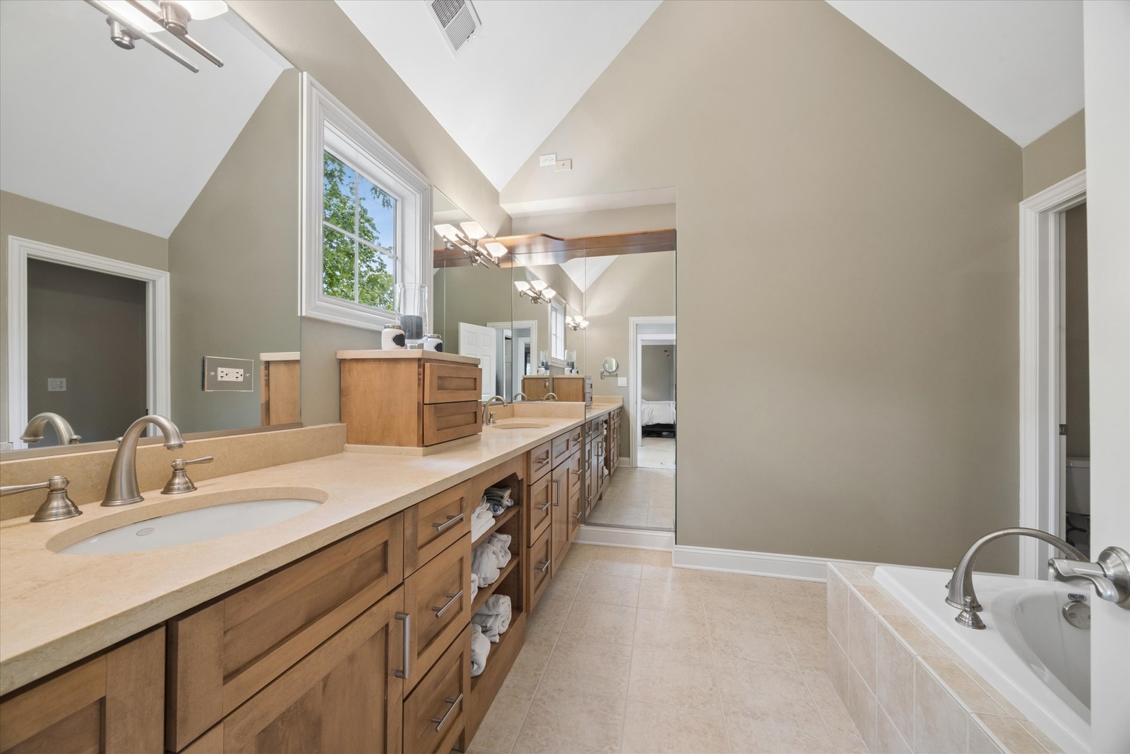28 S Grant Street, Westmont, IL 60559