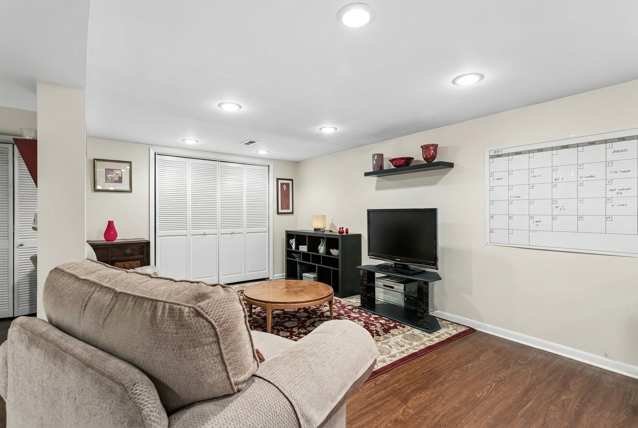 1740 Oxnard Drive, Downers Grove, IL 60516