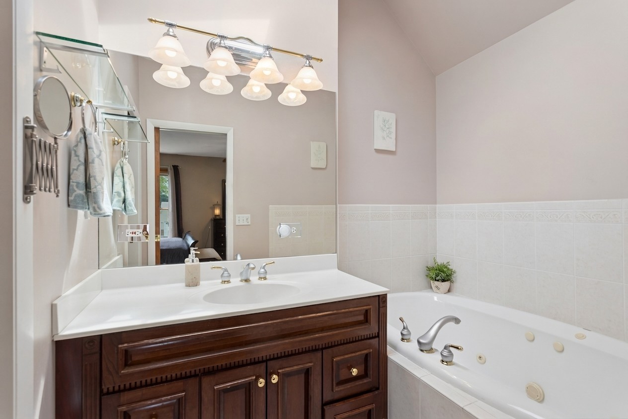 1740 Oxnard Drive, Downers Grove, IL 60516