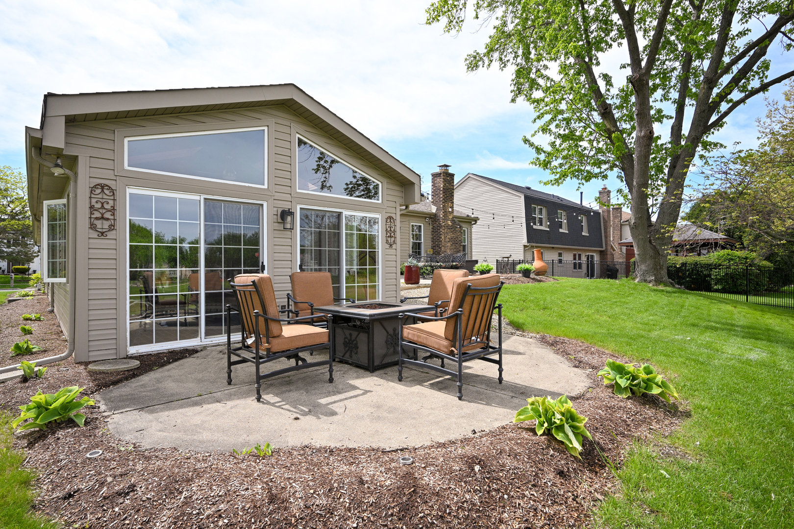 2234 Appleby Drive, Wheaton, IL 60189