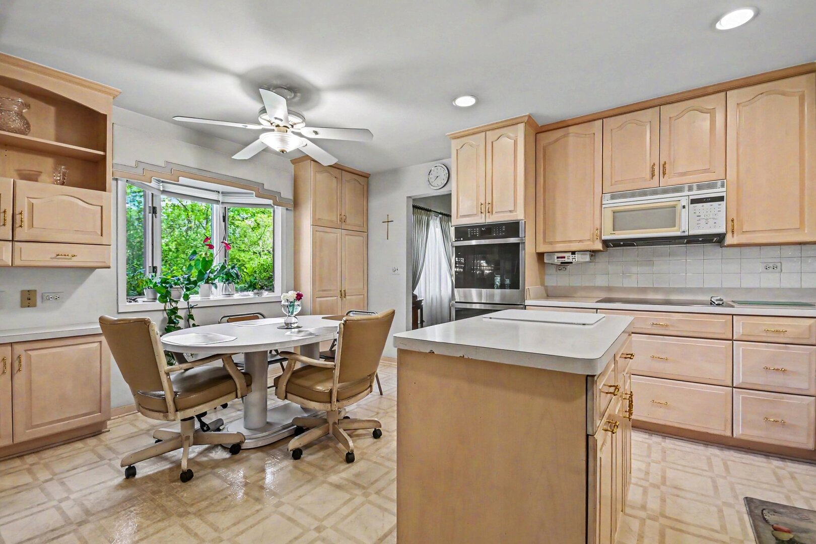 421 E Barclay Court, Elmhurst, IL 60126