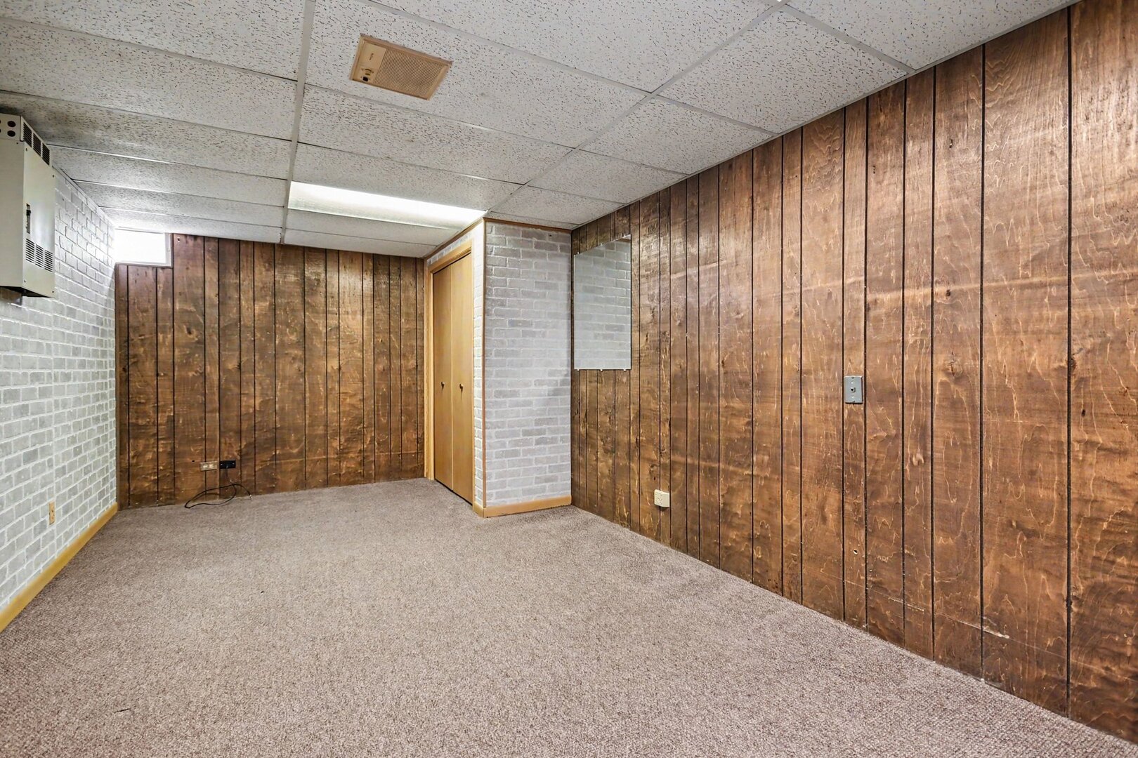 421 E Barclay Court, Elmhurst, IL 60126