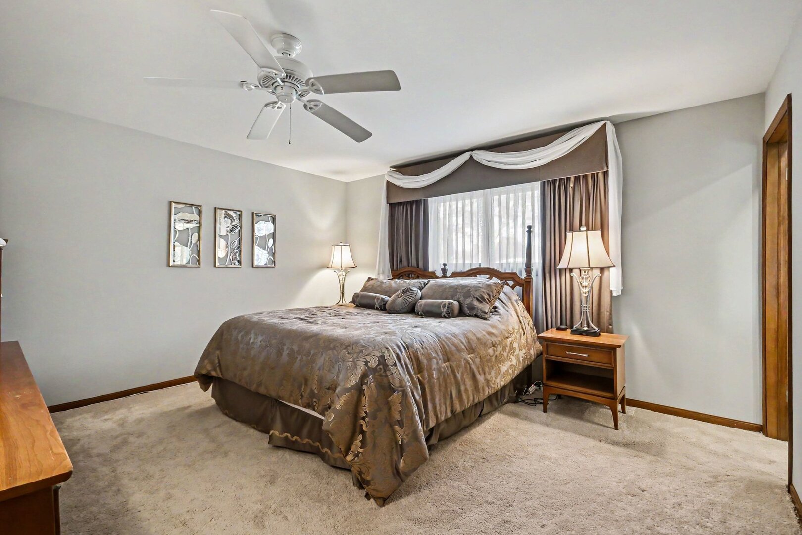 421 E Barclay Court, Elmhurst, IL 60126