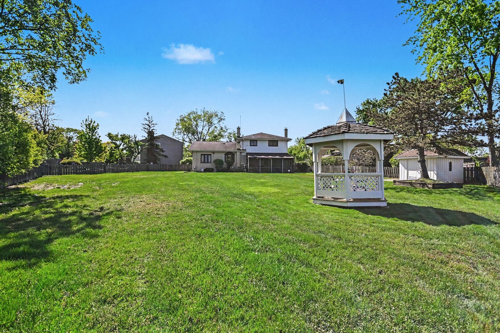 421 E Barclay Court, Elmhurst, IL 60126