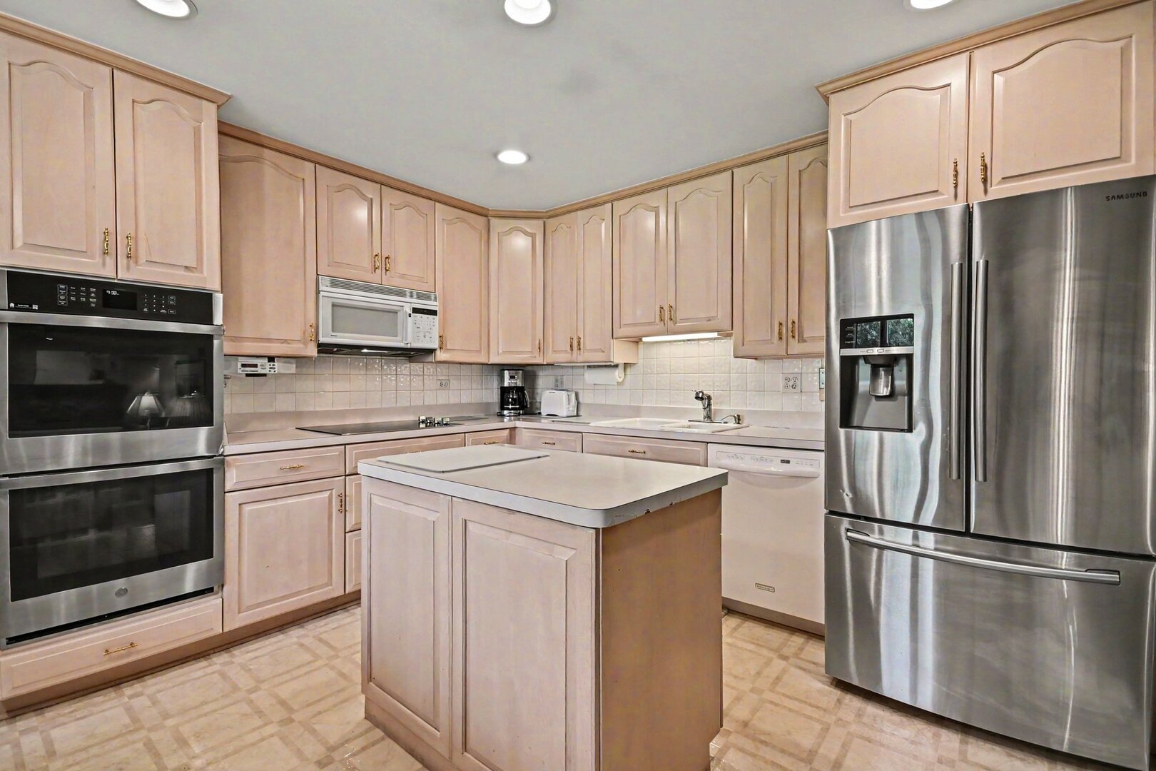421 E Barclay Court, Elmhurst, IL 60126