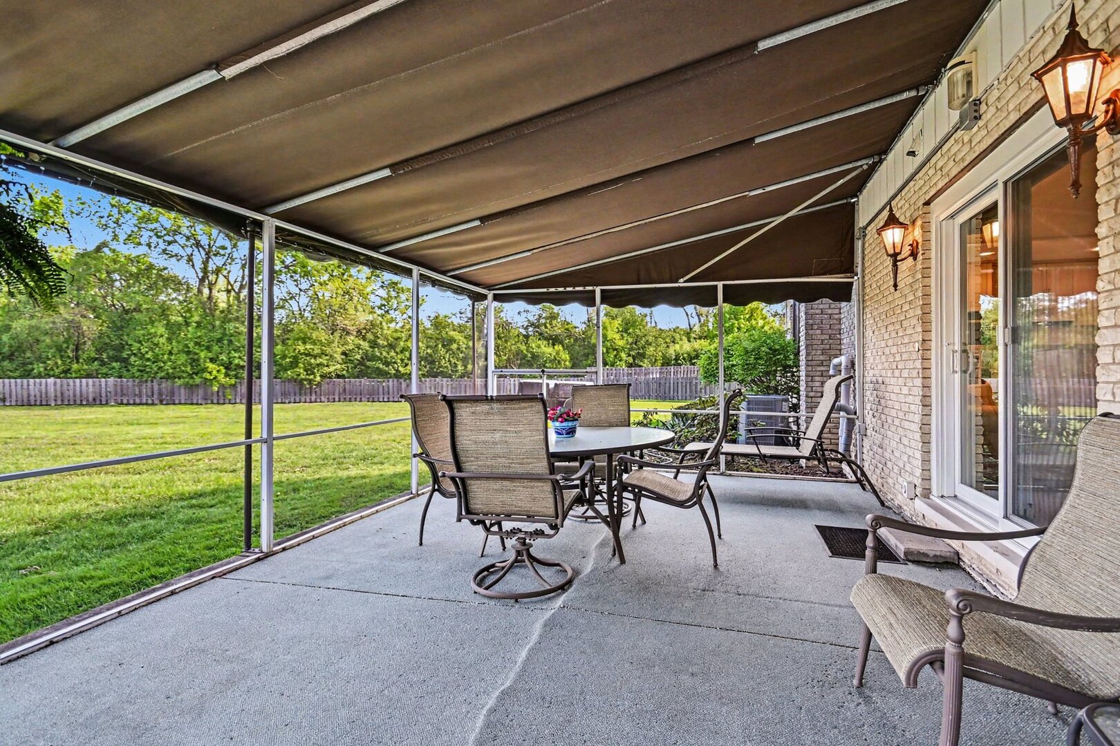 421 E Barclay Court, Elmhurst, IL 60126