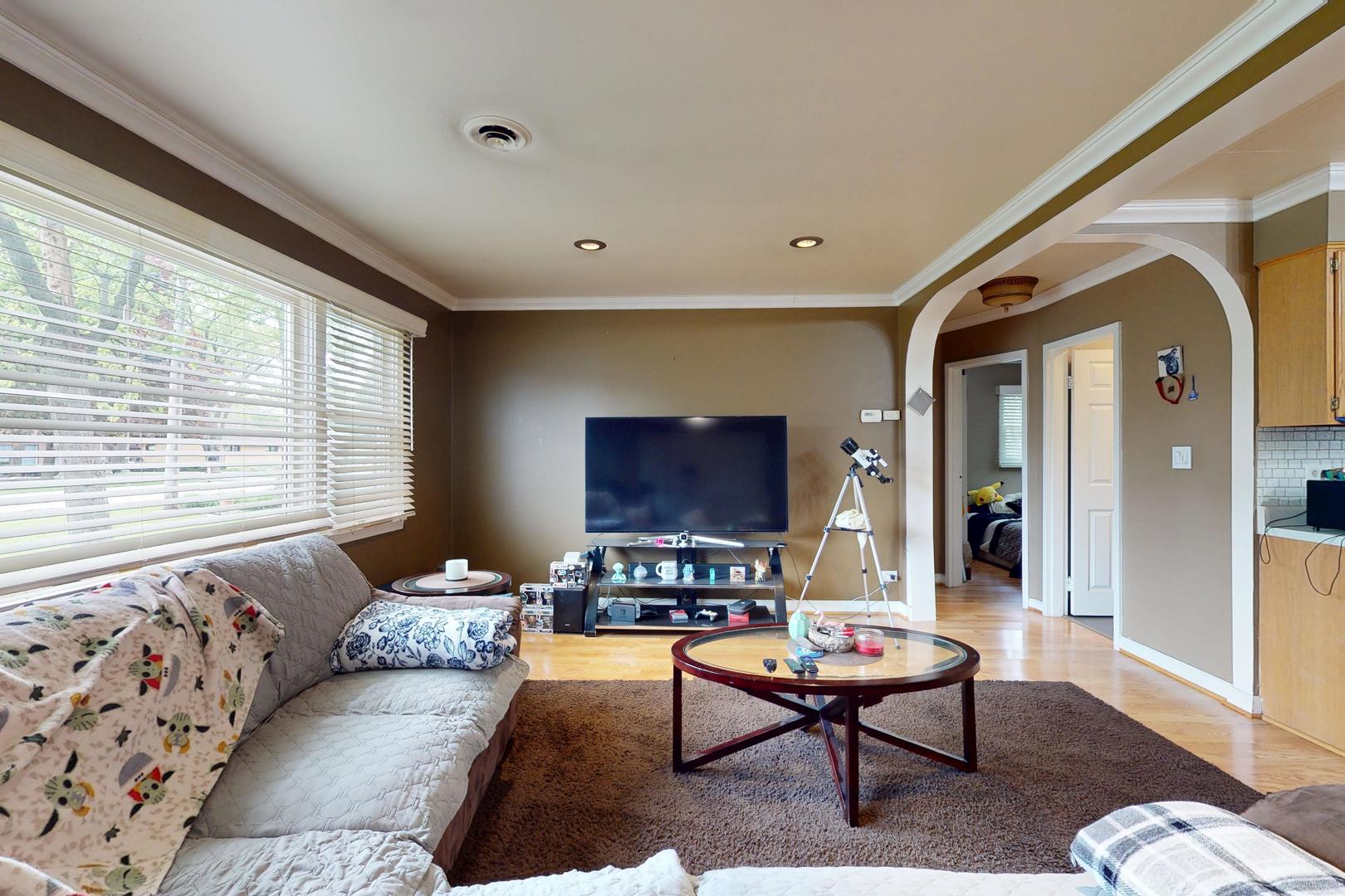 3336 N Betty Drive, Arlington Heights, IL 60004