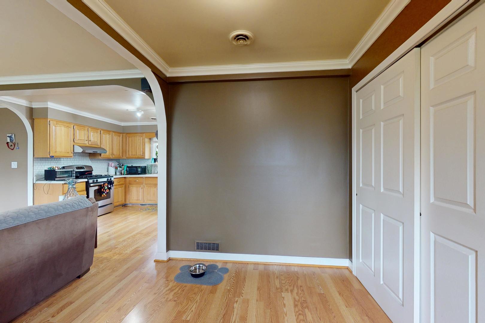 3336 N Betty Drive, Arlington Heights, IL 60004