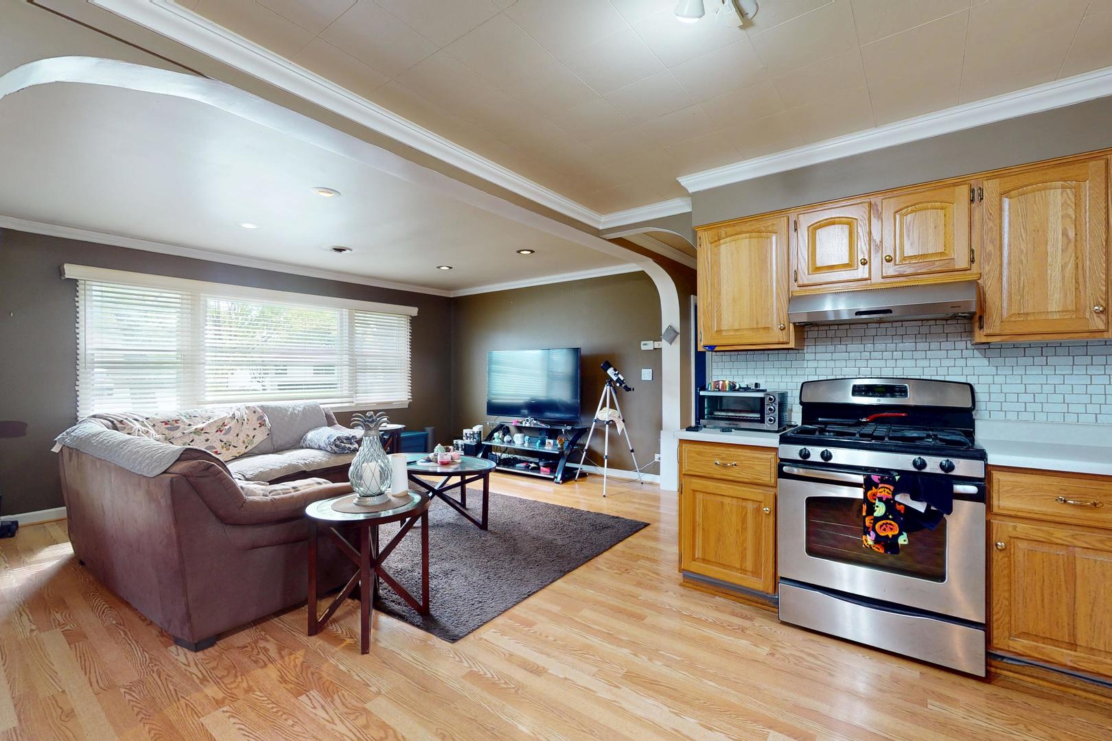 3336 N Betty Drive, Arlington Heights, IL 60004