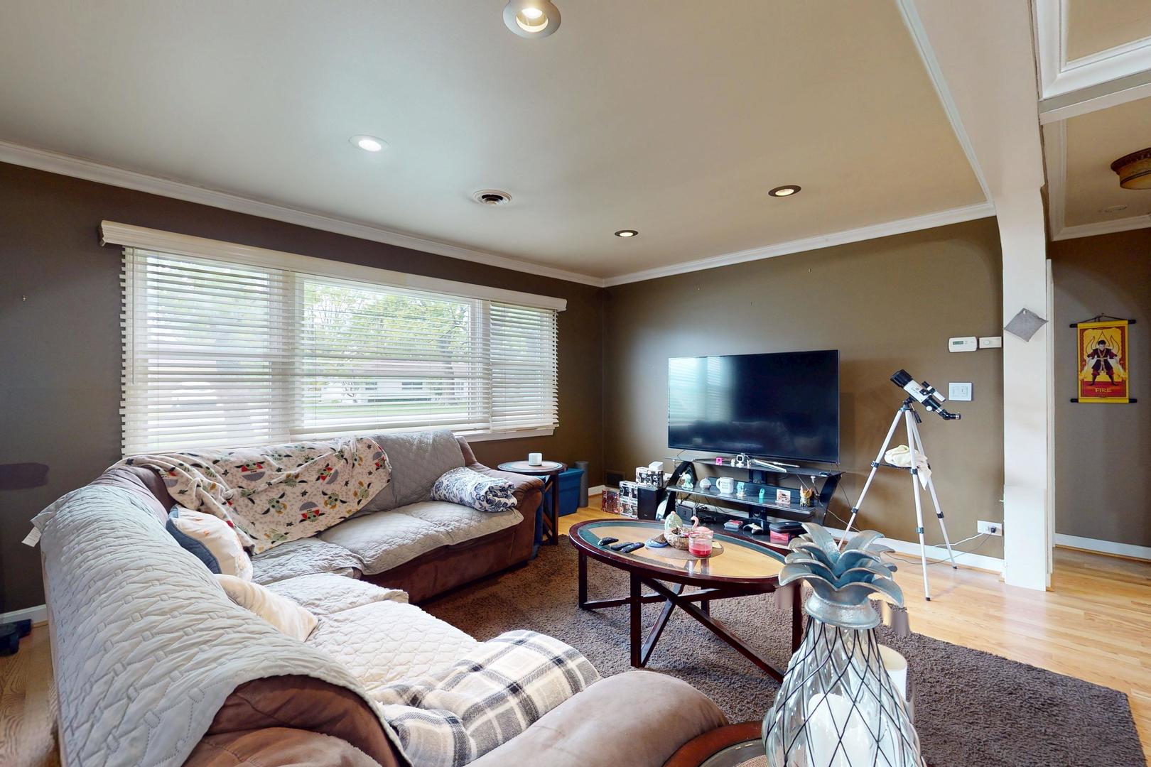 3336 N Betty Drive, Arlington Heights, IL 60004