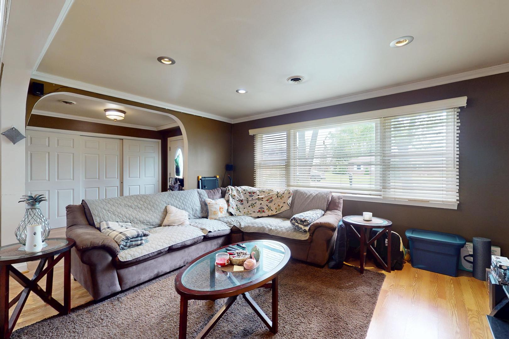 3336 N Betty Drive, Arlington Heights, IL 60004