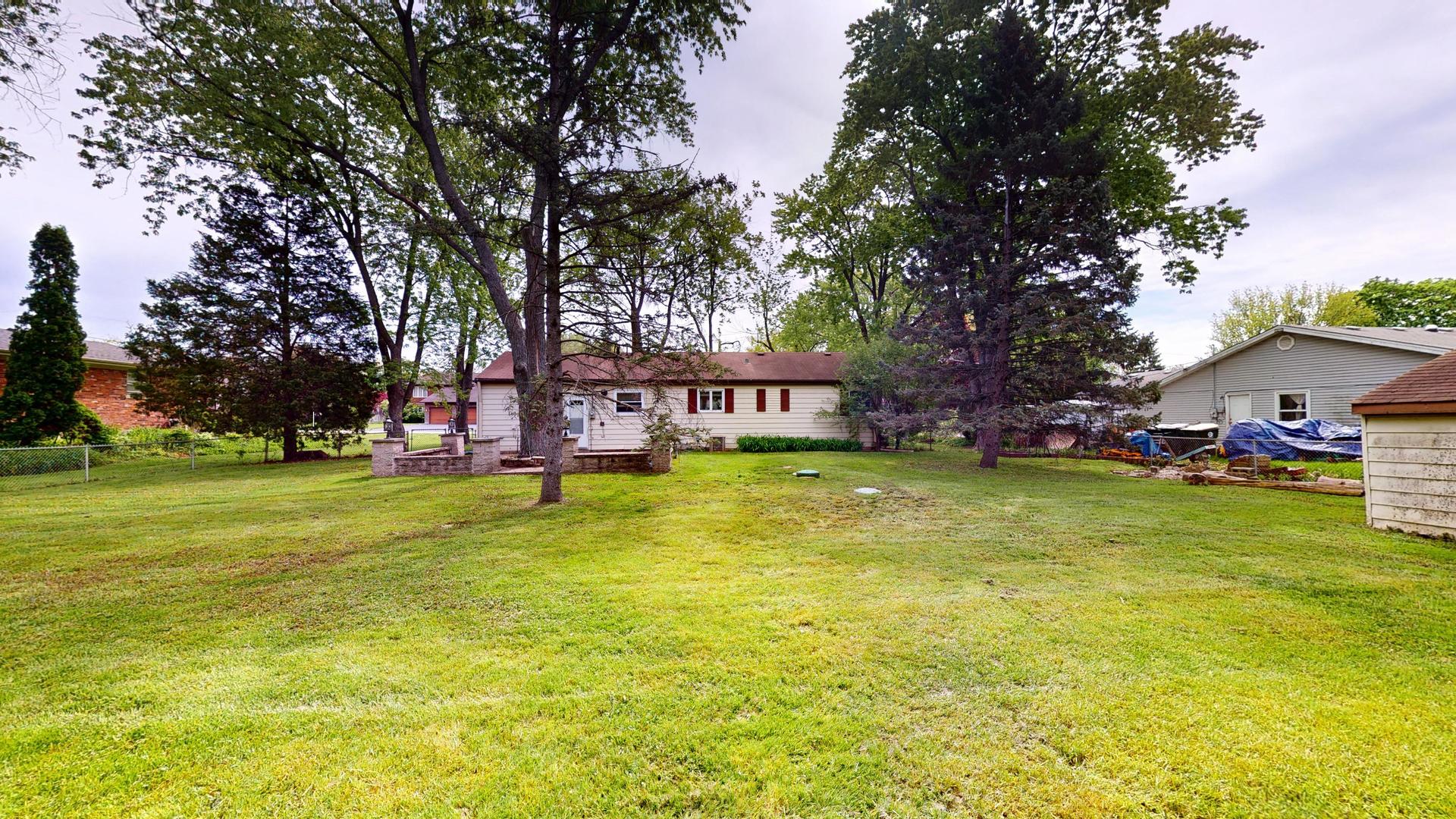 3336 N Betty Drive, Arlington Heights, IL 60004