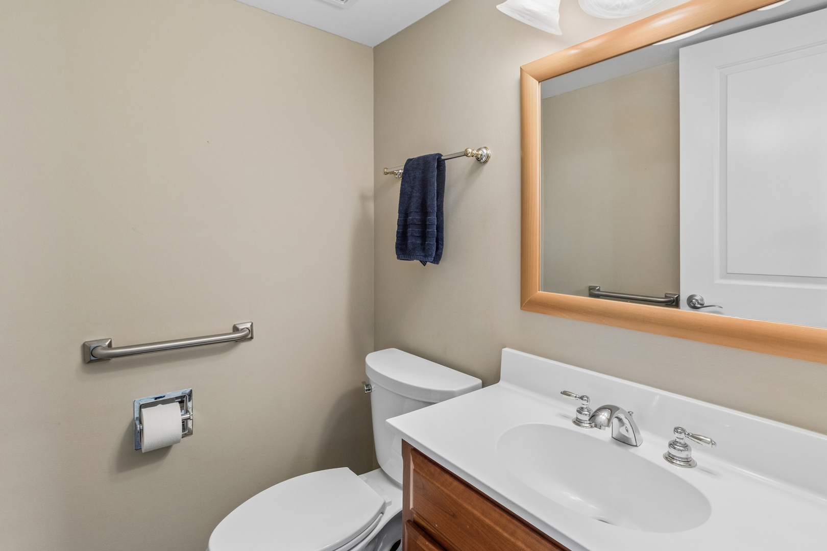 2012 E Cayuga Lane, Mount Prospect, IL 60056