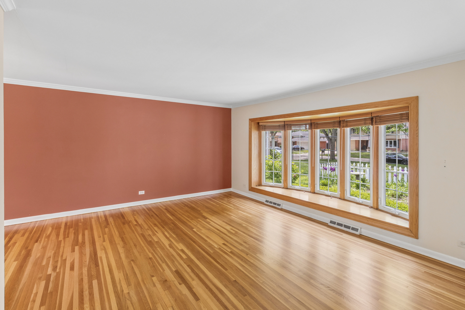 2012 E Cayuga Lane, Mount Prospect, IL 60056