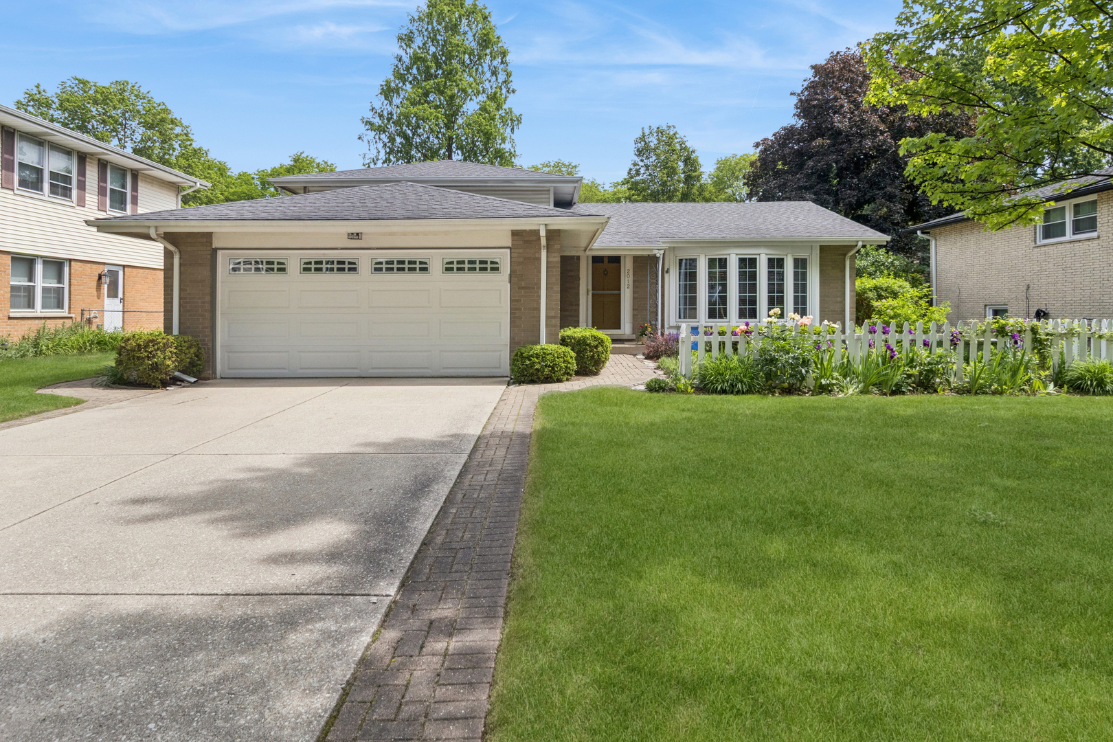 2012 E Cayuga Lane, Mount Prospect, IL 60056
