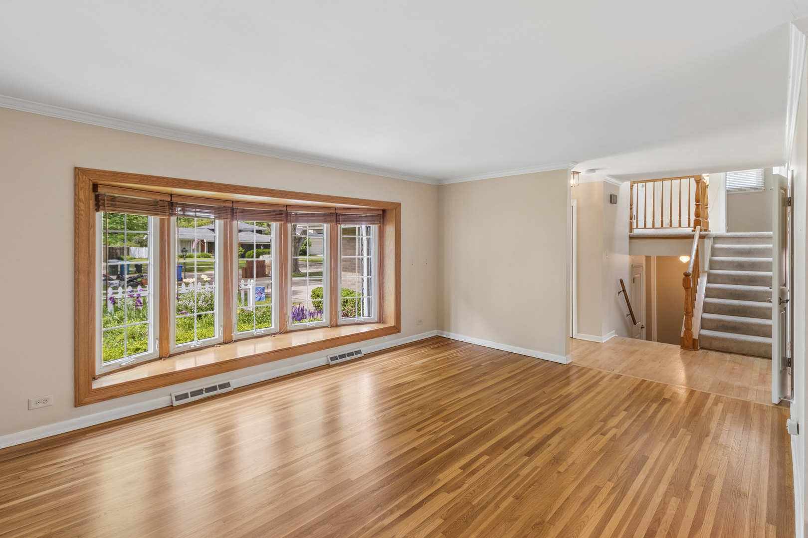 2012 E Cayuga Lane, Mount Prospect, IL 60056