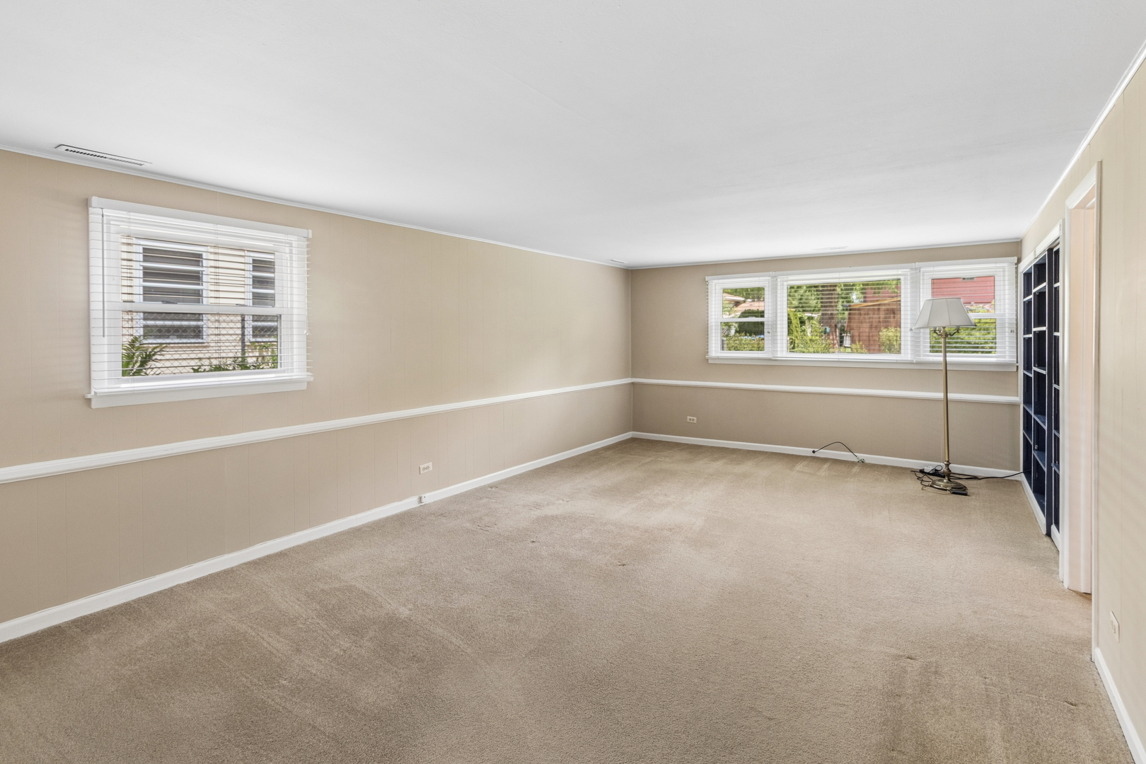 2012 E Cayuga Lane, Mount Prospect, IL 60056