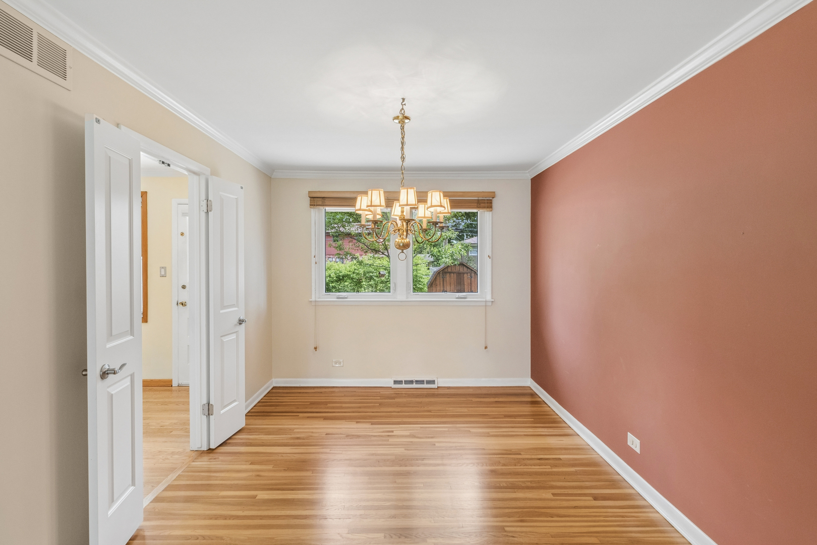2012 E Cayuga Lane, Mount Prospect, IL 60056