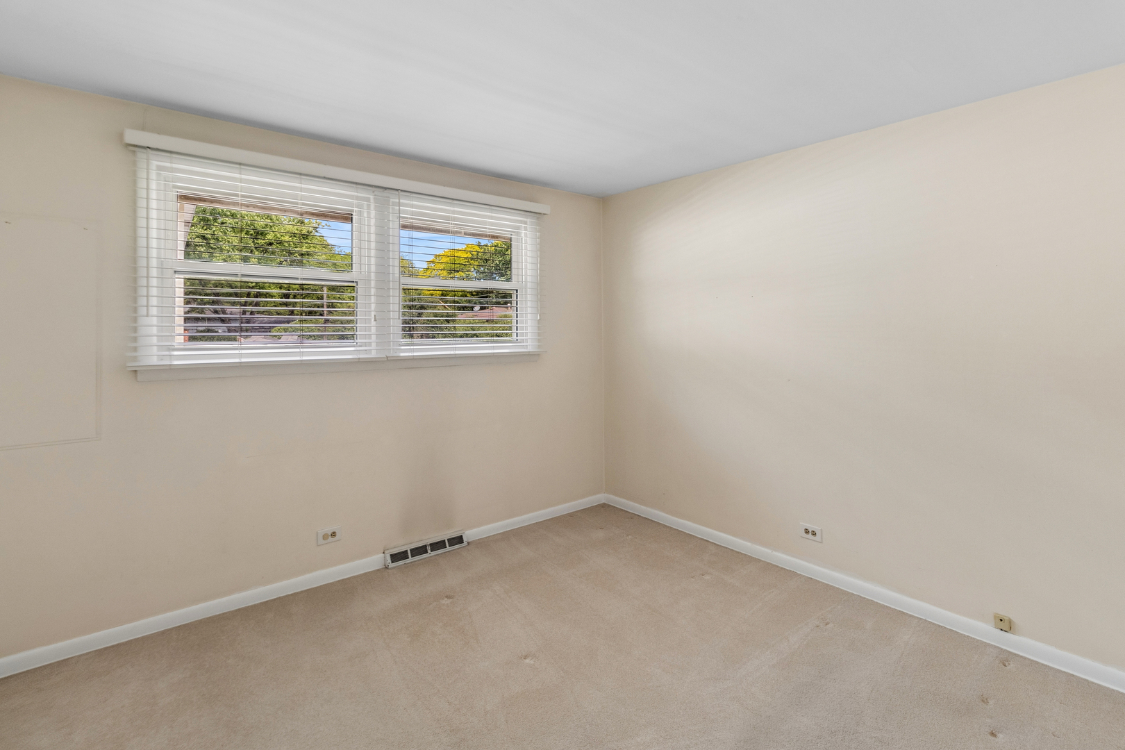 2012 E Cayuga Lane, Mount Prospect, IL 60056