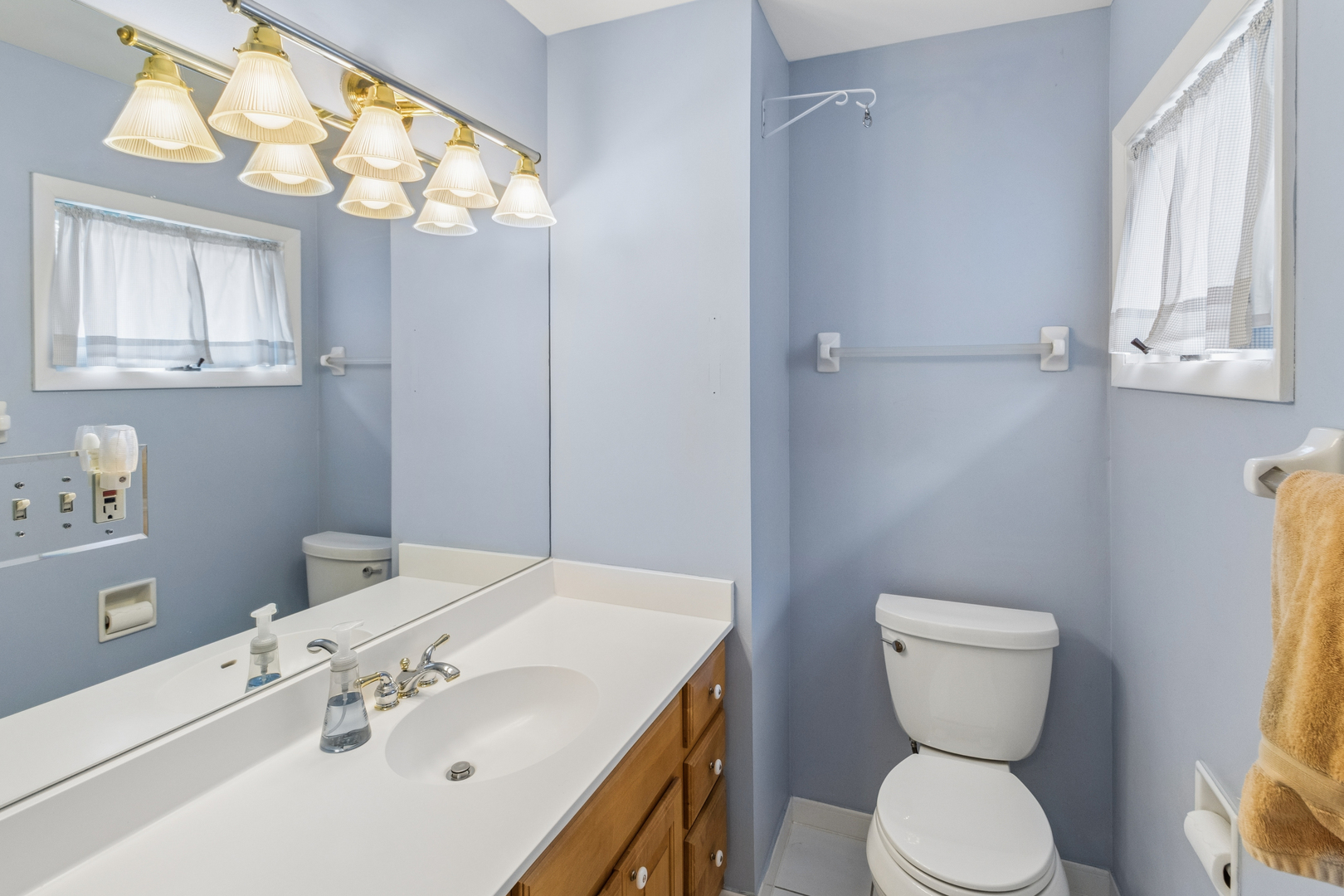 2012 E Cayuga Lane, Mount Prospect, IL 60056