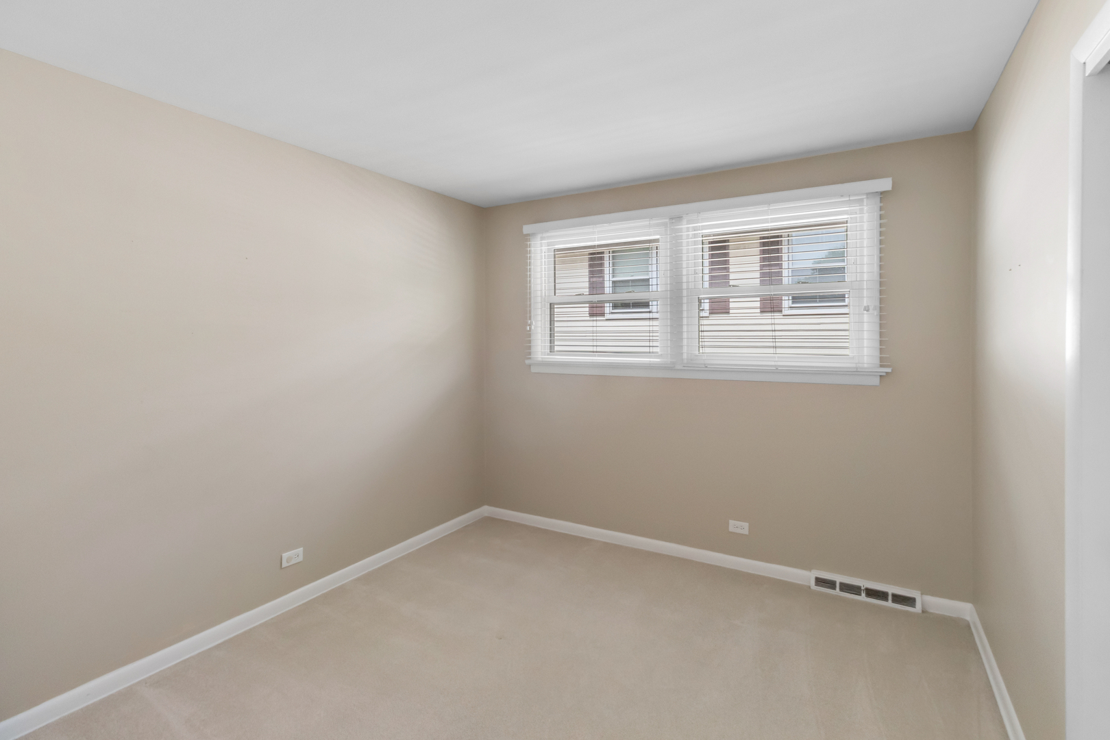 2012 E Cayuga Lane, Mount Prospect, IL 60056
