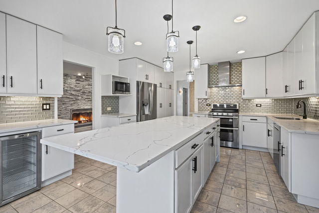 1100 Hidden Lake Drive, Buffalo Grove, IL 60089