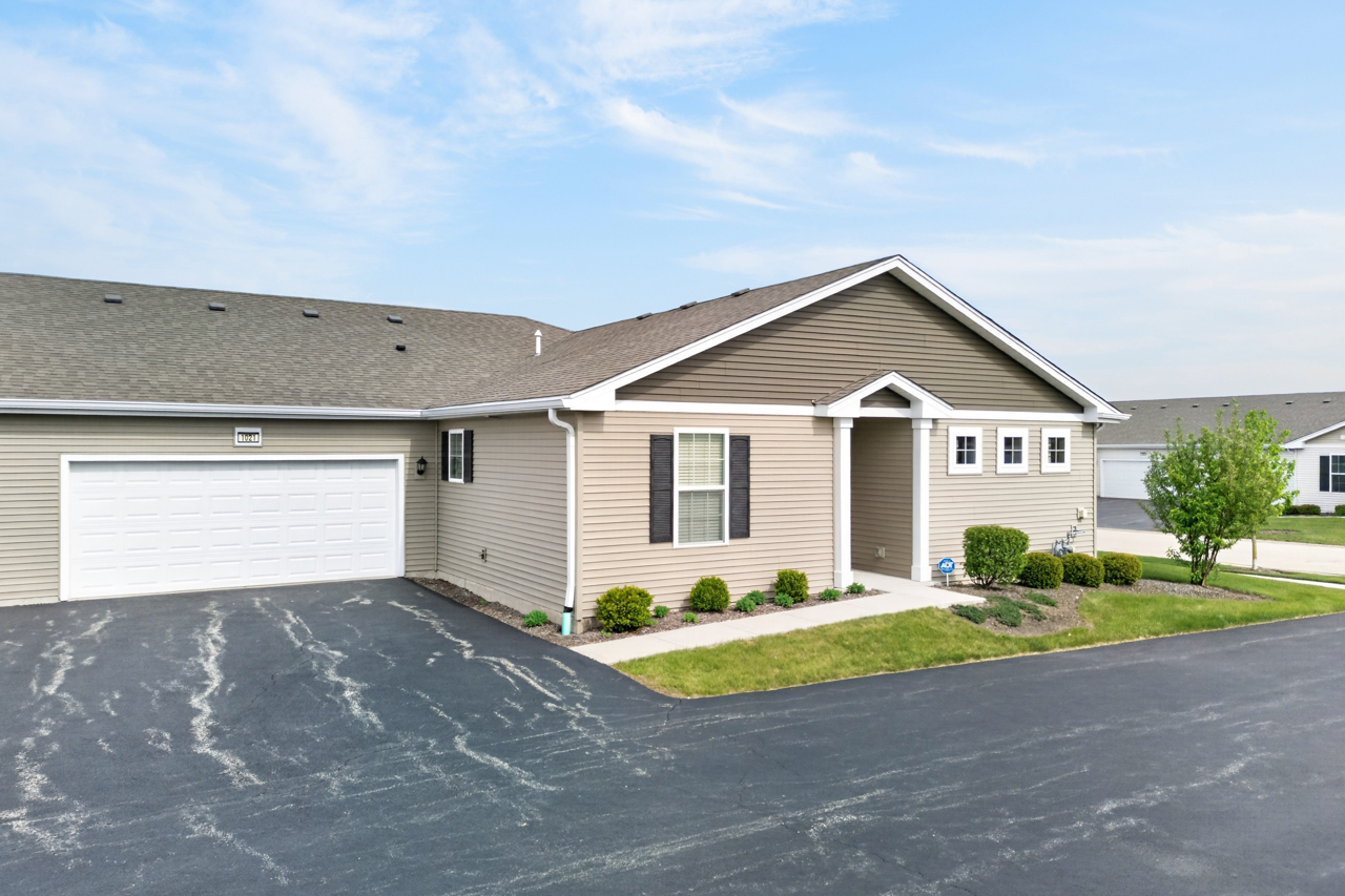 1021 Crestview Lane, Pingree Grove, IL 60140