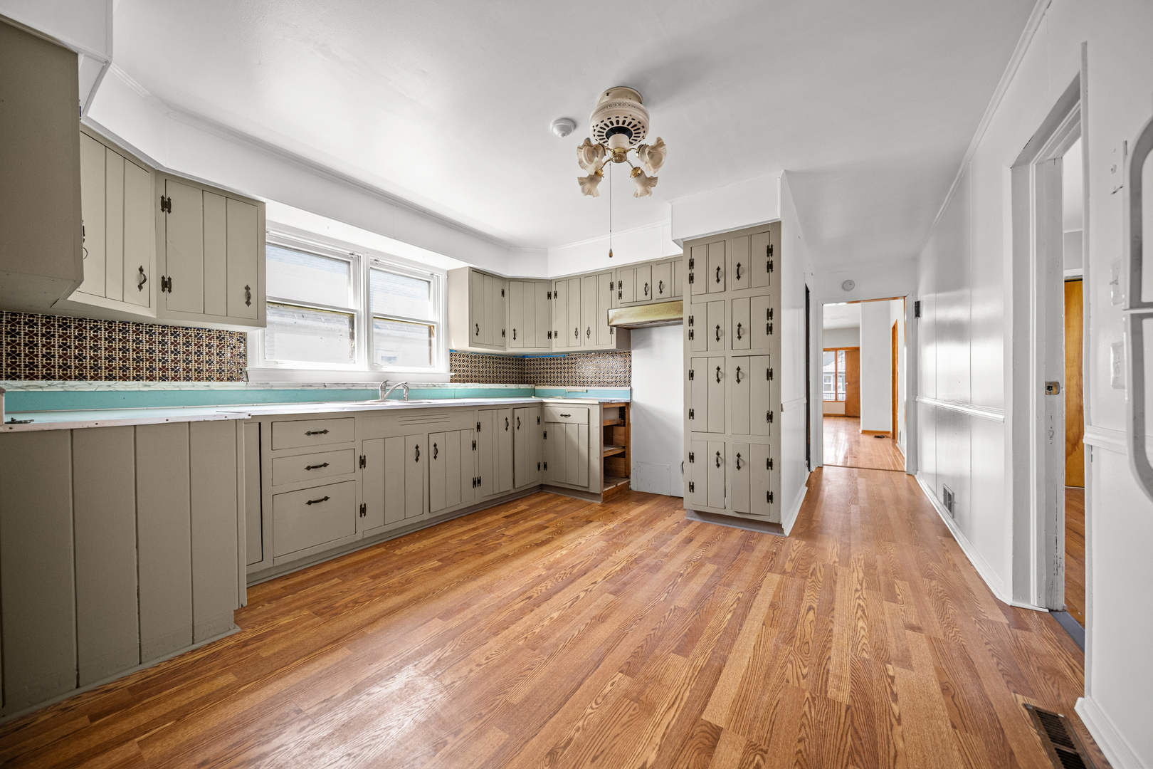 10441 S Avenue H Avenue, Chicago, IL 60617