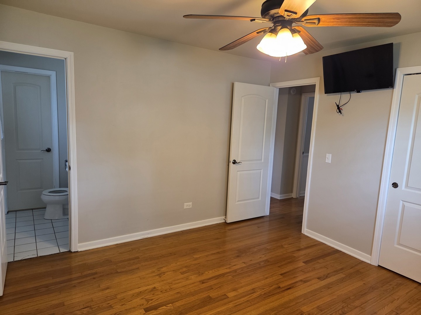 651 W Wrightwood Avenue, Addison, IL 60101