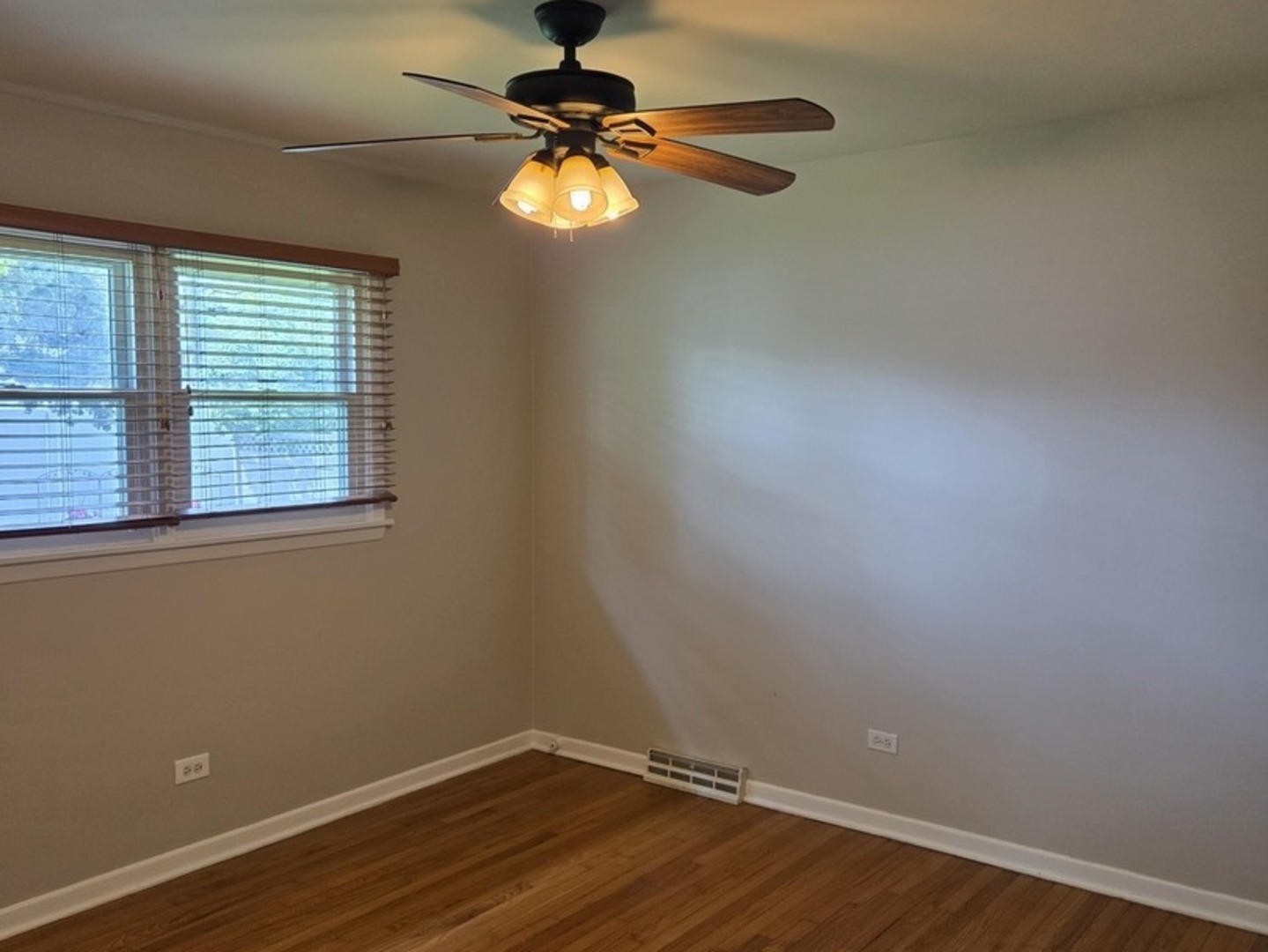 651 W Wrightwood Avenue, Addison, IL 60101