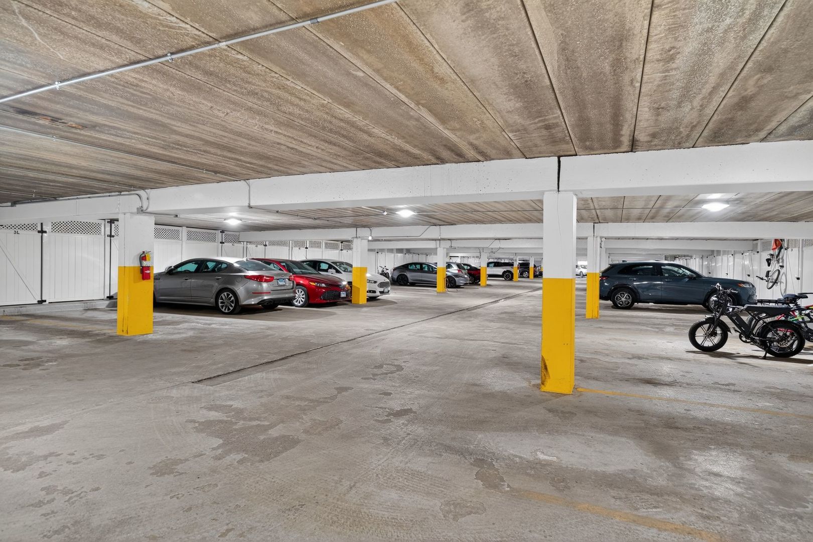 6443 Clarendon Hills Road #305A, Willowbrook, IL 60527