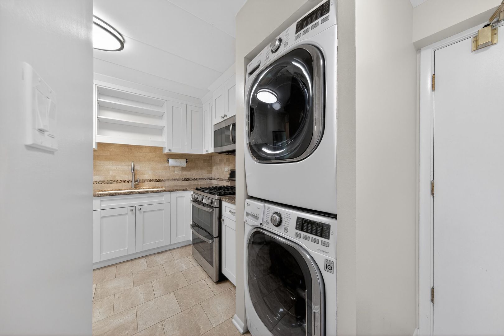 6443 Clarendon Hills Road #305A, Willowbrook, IL 60527